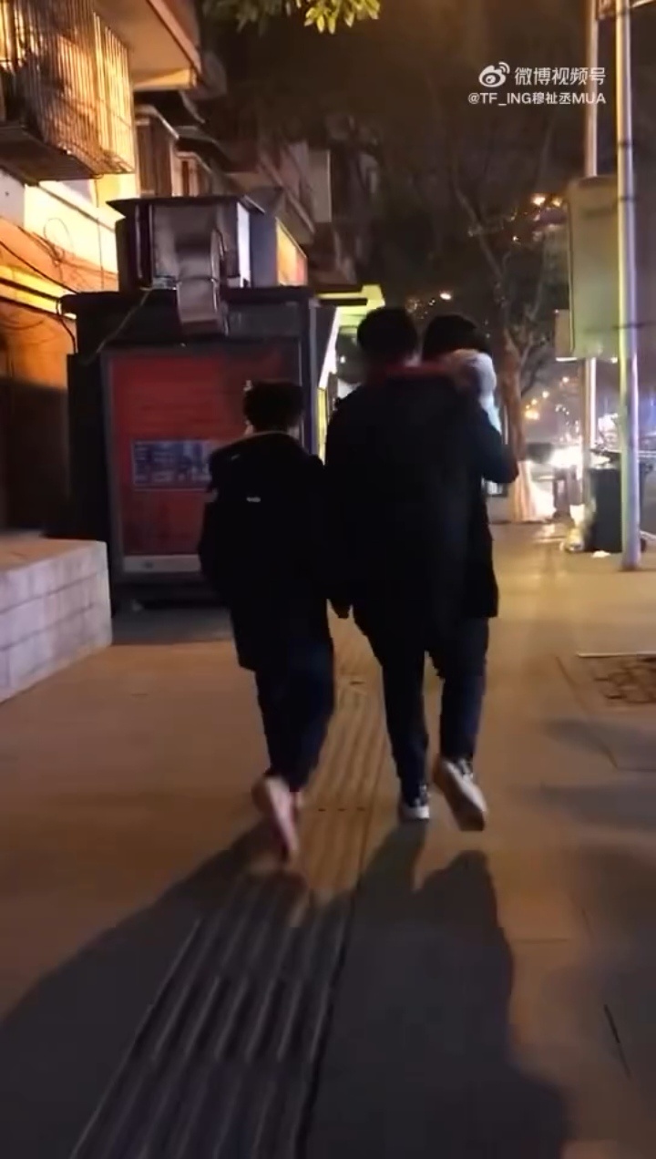 为穆祉丞守护星愿 有人告诉层层不要踩井盖很危险 层层就记住了 每一次看到井盖就想