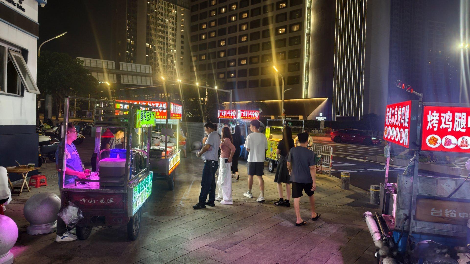 酒店楼下整点路边摊点了炒河粉＋箩卜牛杂再来杯柠檬茶简直绝了