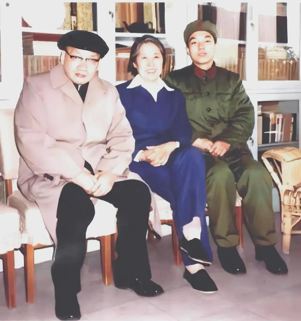 那年，少奇同志的夫人王光美以长者的身份，看望毛主席的儿子毛岸青。毛岸青还是那样自