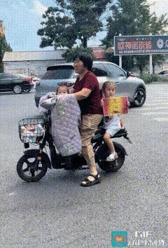 这下全国人都被这小姑娘萌化了！路上偶遇她举着奖状等红灯，有人拍她，她非但不躲，还