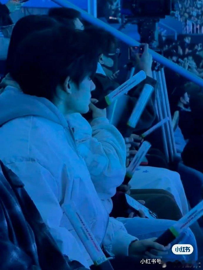 余宇涵去看张杰演唱会谁被偶遇图惊艳到了！余宇涵看演唱会也好乖在张杰演唱会偶遇余宇