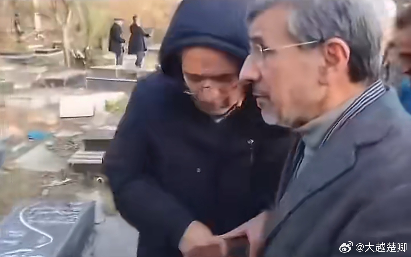 一段内贾德赴陵园祭拜并与民众互动的视频在网络流传，似乎在辟谣死讯。 