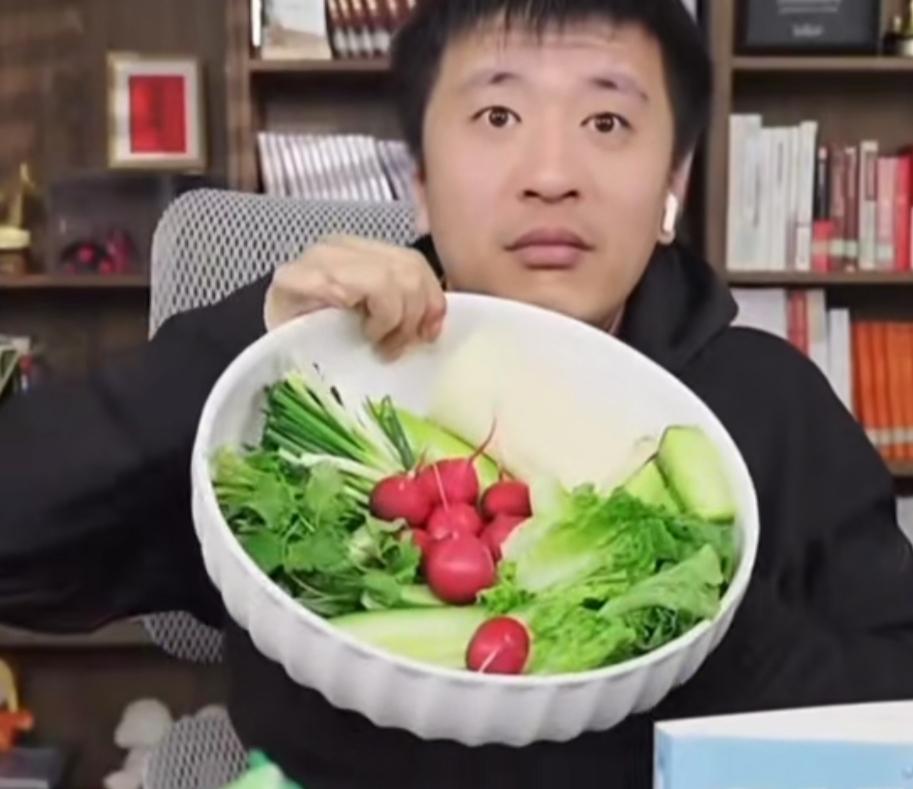 回看张雪峰狼吞虎咽吃蘸酱菜那一幕，让人感动，评论区也有人对他的夫人表示质疑，有一