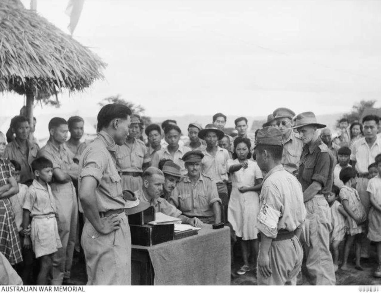 一张摄于 1945 年、地点位于新不列颠岛拉包尔（Rabaul）的黑白照片。照片