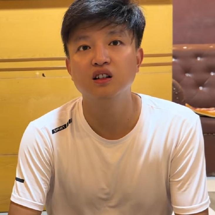 秋秋卖掉了结婚的首饰，给工人发工资，同时还给三姐垫付的工程材料款。这么看来，小松