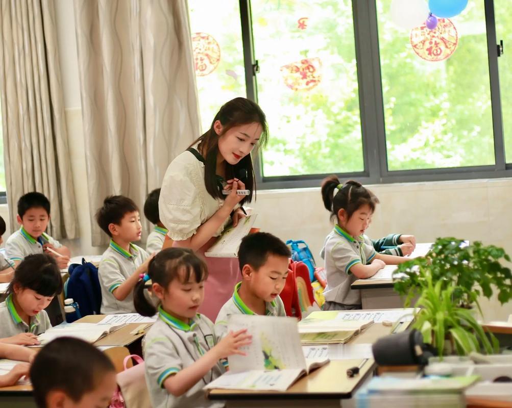 2026 年 4 月 22 日，一段家校沟通的微信录音在网络传播，引发大范围讨论