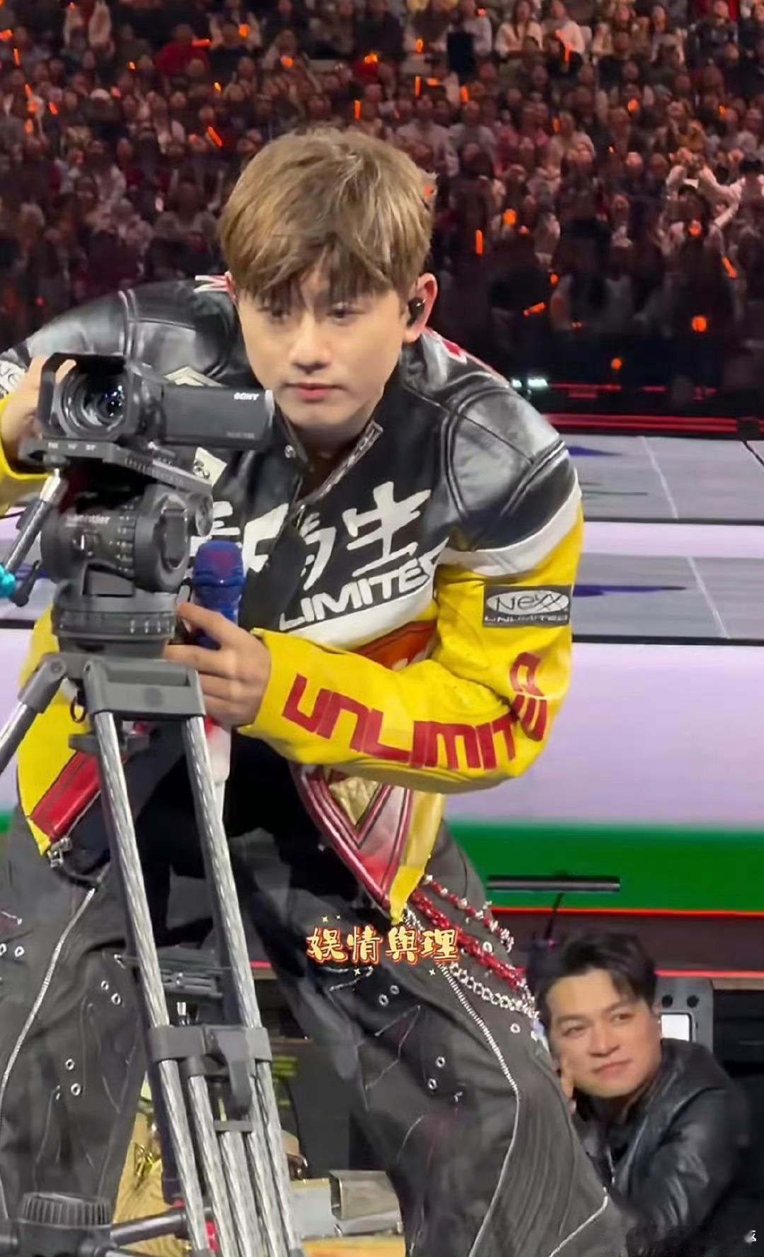 差点儿就被张杰抽中了张杰演唱会现场拿摄像机对着粉丝还请她们吃年夜饭，好暖！ 