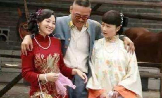 1913年一夜，张宗昌抱起脱光衣服的美人陈佩瑜，扔到了烧得滚烫的炕上。陈佩瑜被烫