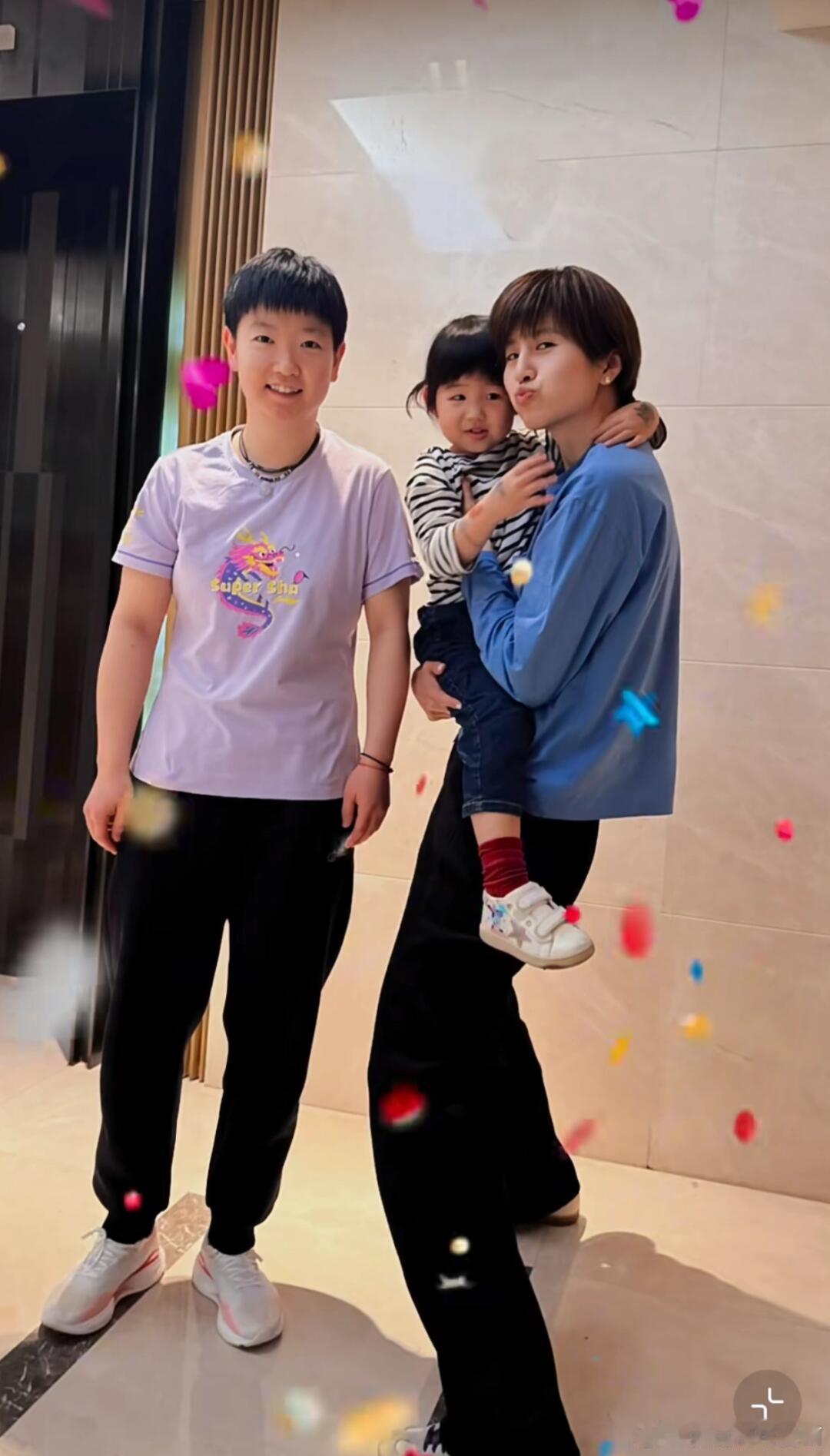 许昕孩子假装给孙颖莎打电话 孙颖莎和许昕儿女合影，三个童颜[全力以赴][全力以赴