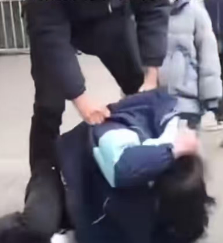重庆垫江一中教师将学生按在地上强制剪发！校方称已责令道歉