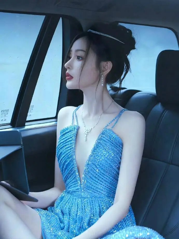 星光熠熠的时尚活动盛典，张天爱一袭性感深 V 礼服惊艳登场，贴身的设计将她曼妙身