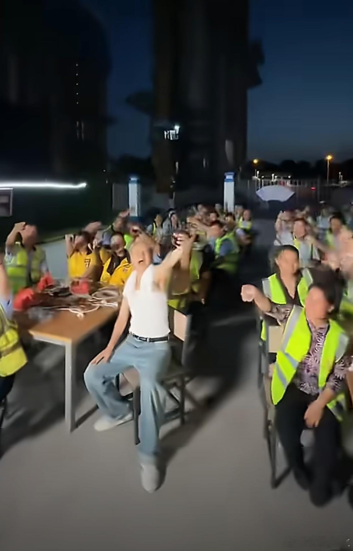 吴克群给西安00后工地女孩送手机刷到这条新闻直接被戳中，西安00后女孩在工地辛苦