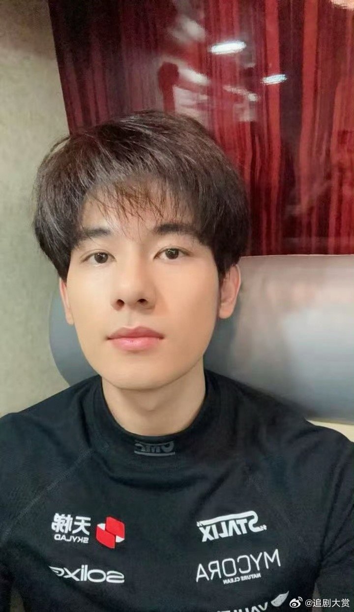 胡先煦秒删博 胡先煦秒删博，说自己准备的头发惊喜没了，“捂了这么久真没招了气死了