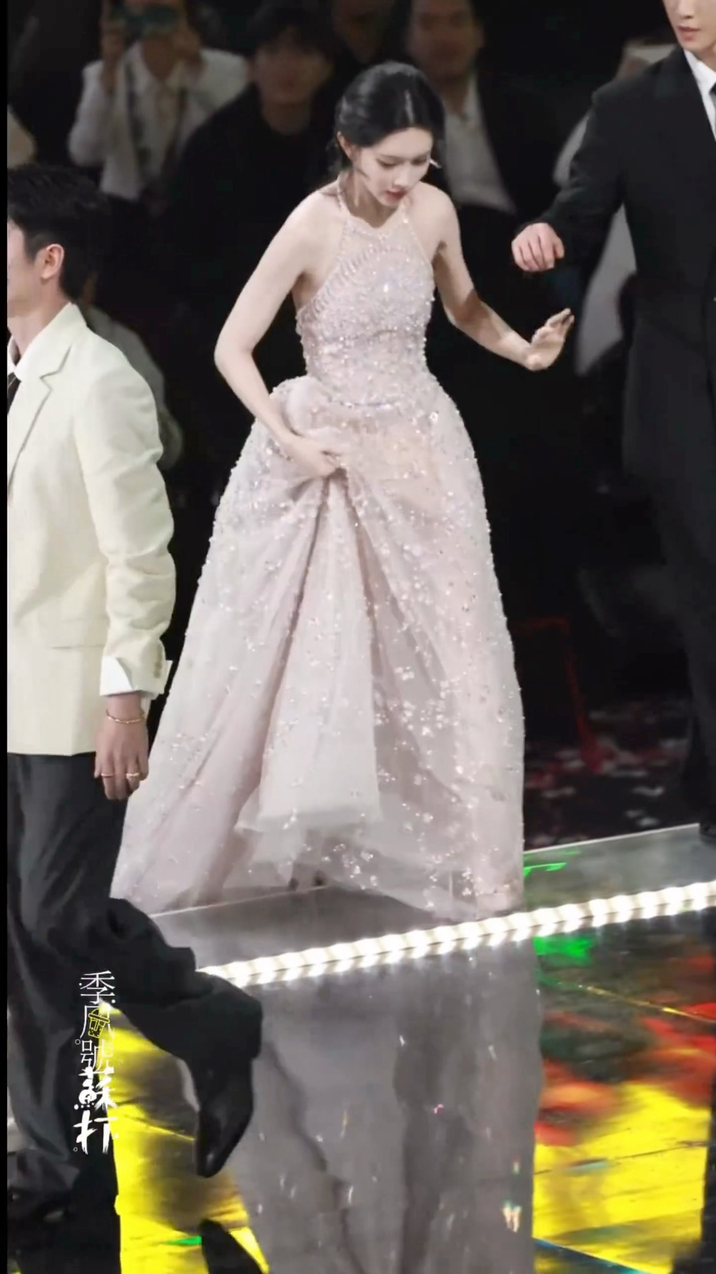 孟子义这一摔，李昀锐立马馋起来，台上白鹿丞磊紧急回头，台下的丁禹兮隔空搀扶，把旁