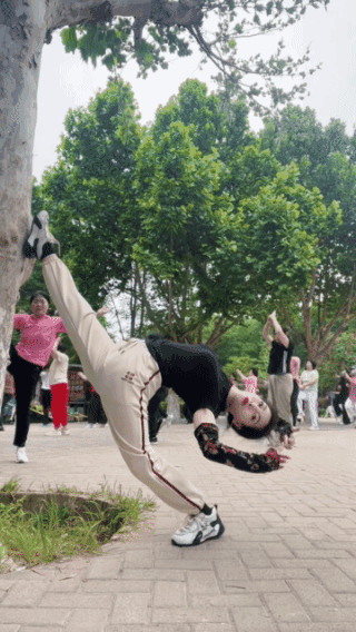 她居然
能轻松掌握平衡！
