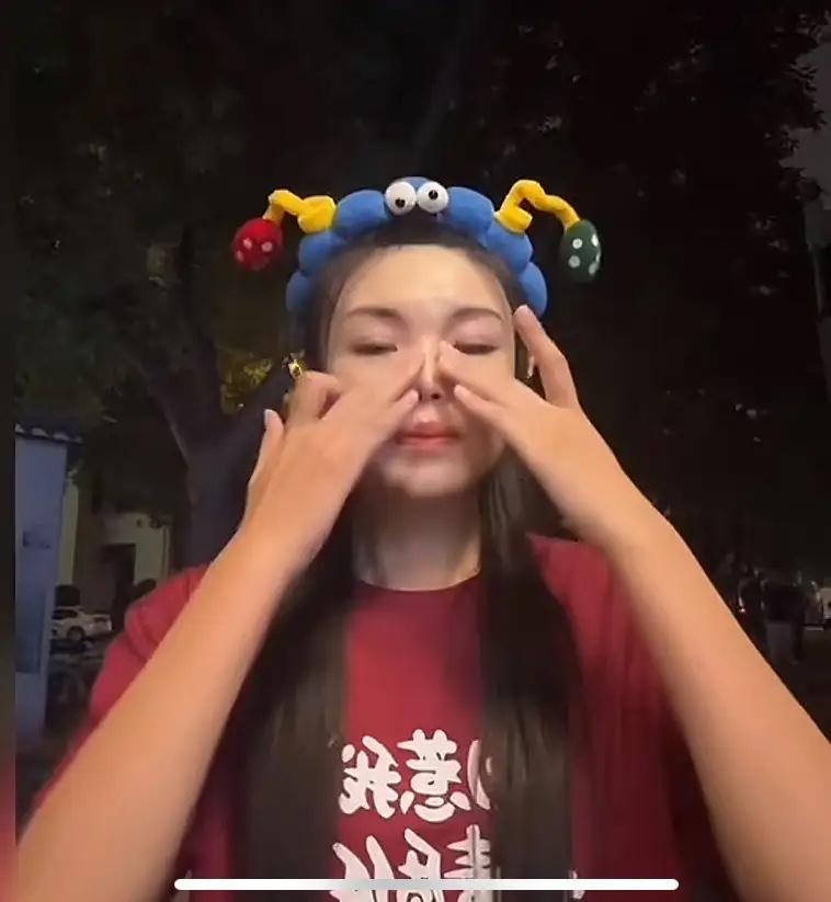 【高兴社售票员让嫂再出承诺，或将成为下一个王惠，你怎么看？】
近日，有网友刷到好