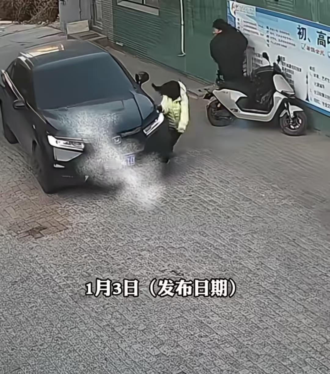 两男子路边放鞭炮，路过女子吓得躲闪被经过车辆撞伤，两男子还哈哈大笑。车主一脸懵逼