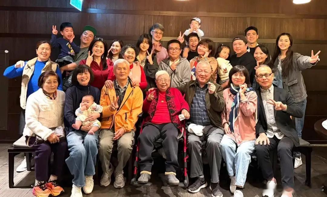 任家萱2岁儿子正脸照 从遮挡到全公开，2岁腰果终于露真容！锅盖头+圆脸蛋像极妈妈