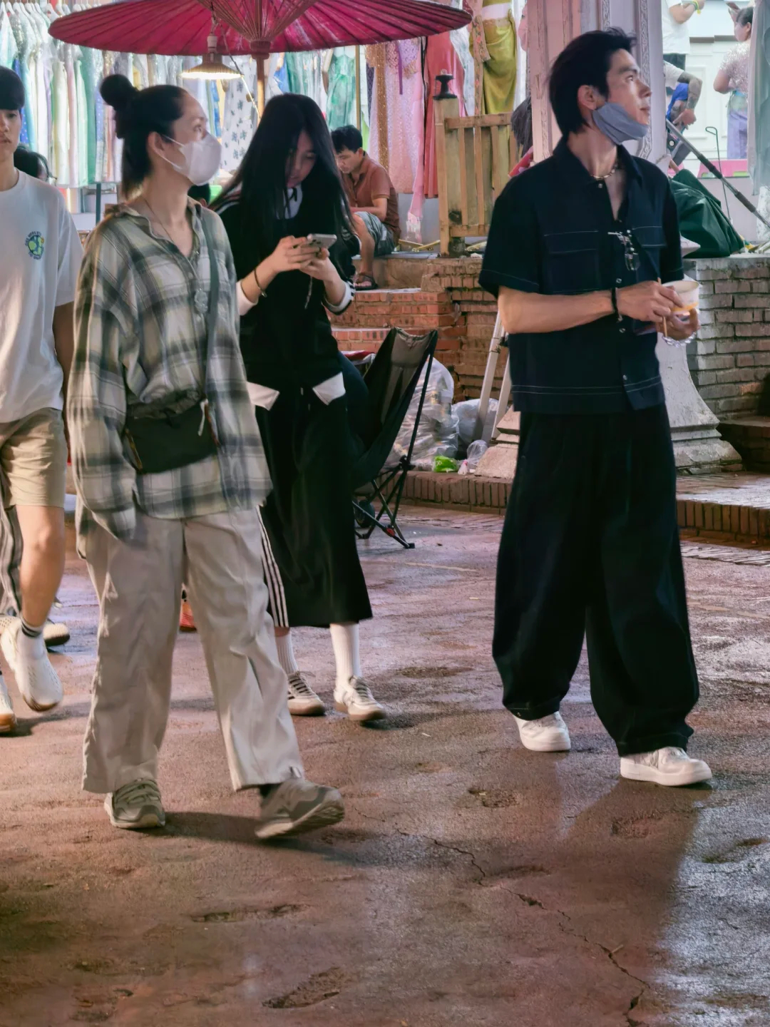 云南偶遇向佐郭碧婷 网友云南西双版纳偶遇向佐、郭碧婷，评论说走那么远看起来不熟~