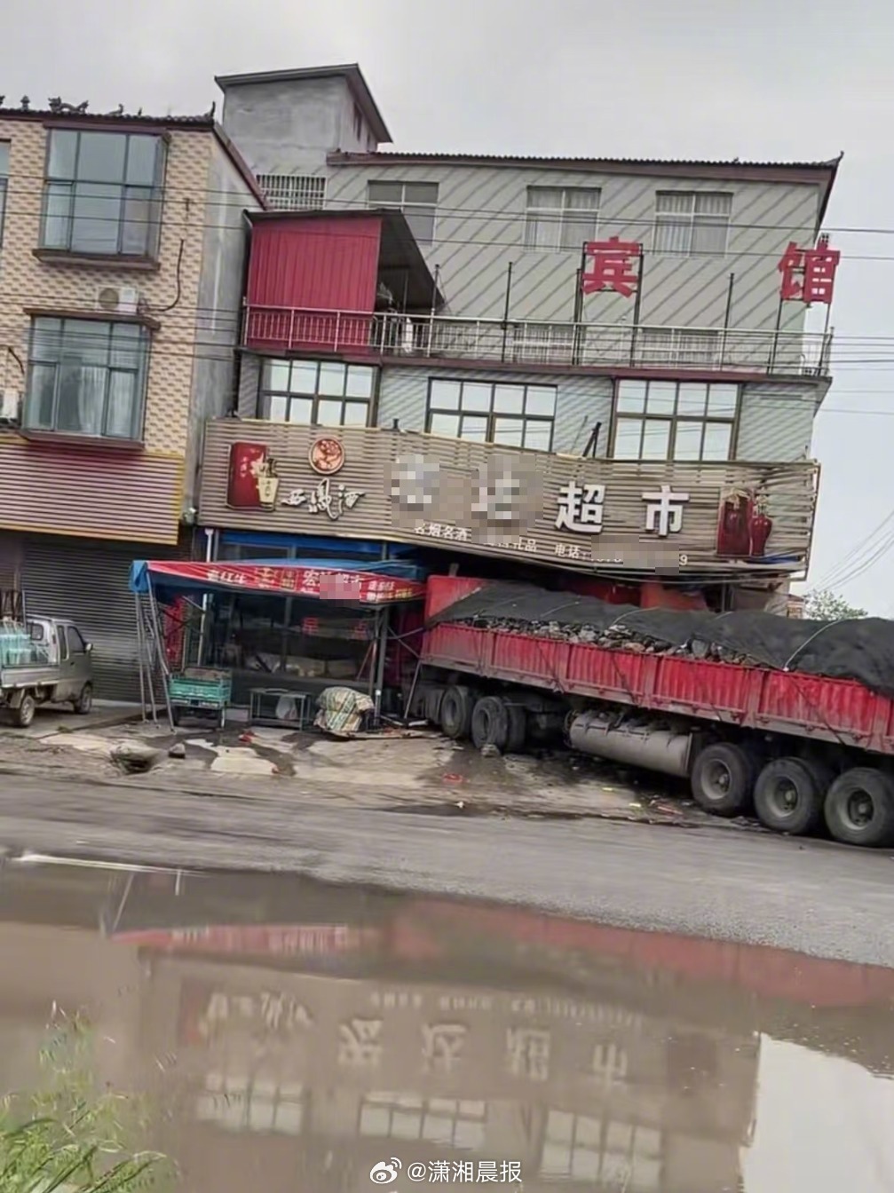 【#两辆货车凌晨同时撞进一超市#，#超市冲进两台车老板不在躲过一劫#】4月20日