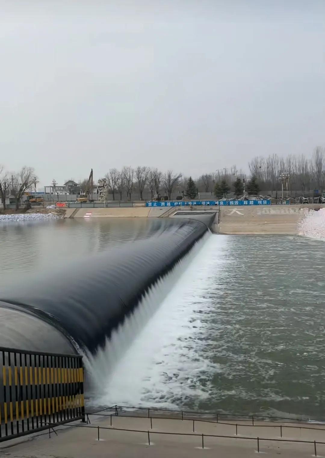 徒骇河清淤完成，河道已经注水，两岸围挡正在拆除，一河碧水跃然而出。
两岸的设施景