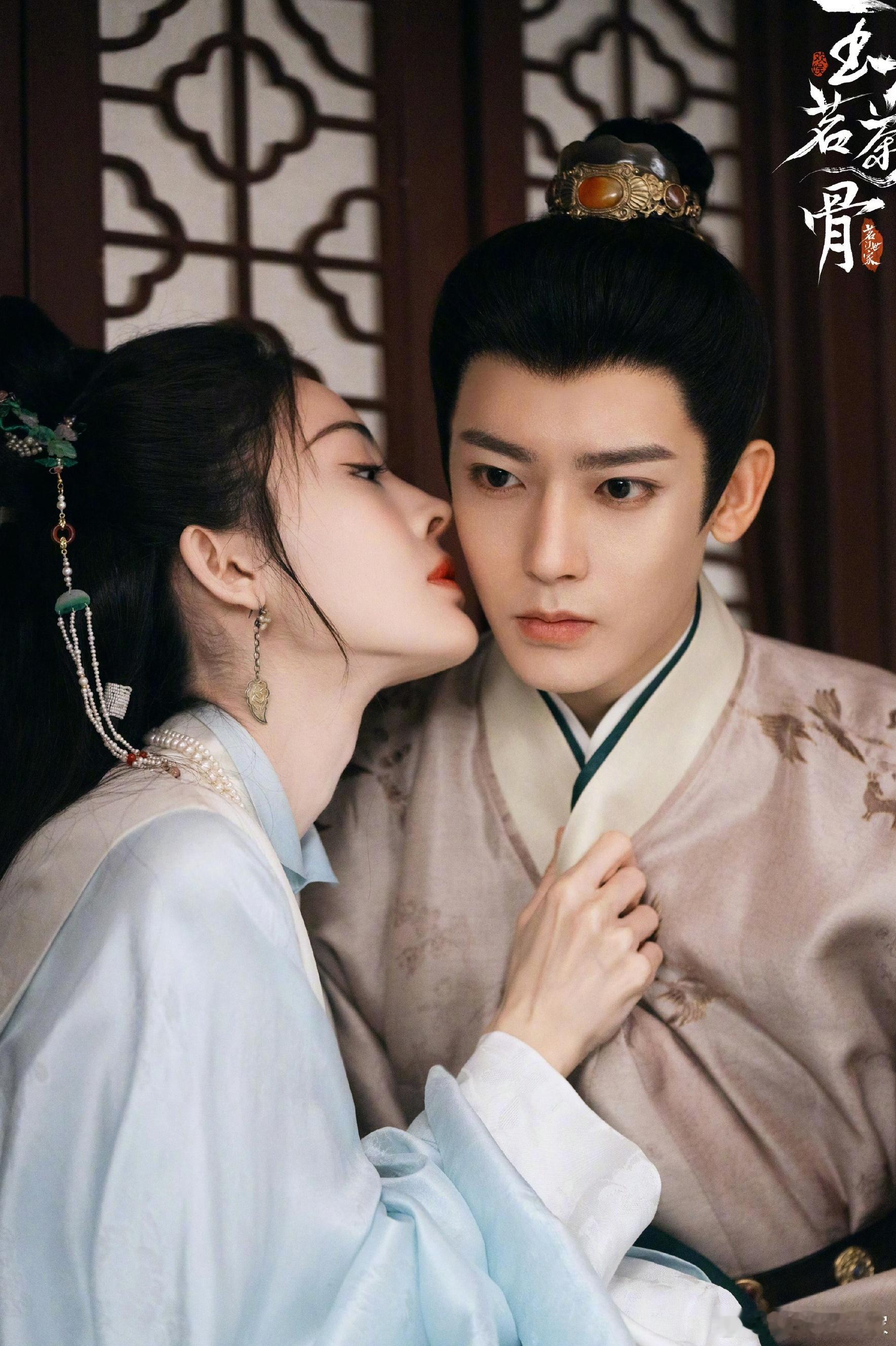 陆江来一下就被荣善宝扑倒了看看陆江来，从害羞闭眼到被踹下床，全过程完美演绎什么叫