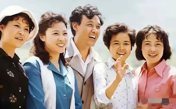 以现在的眼光看，80年代的演员真的很朴素，简装素颜，衣着保守。
然而这却是那个年