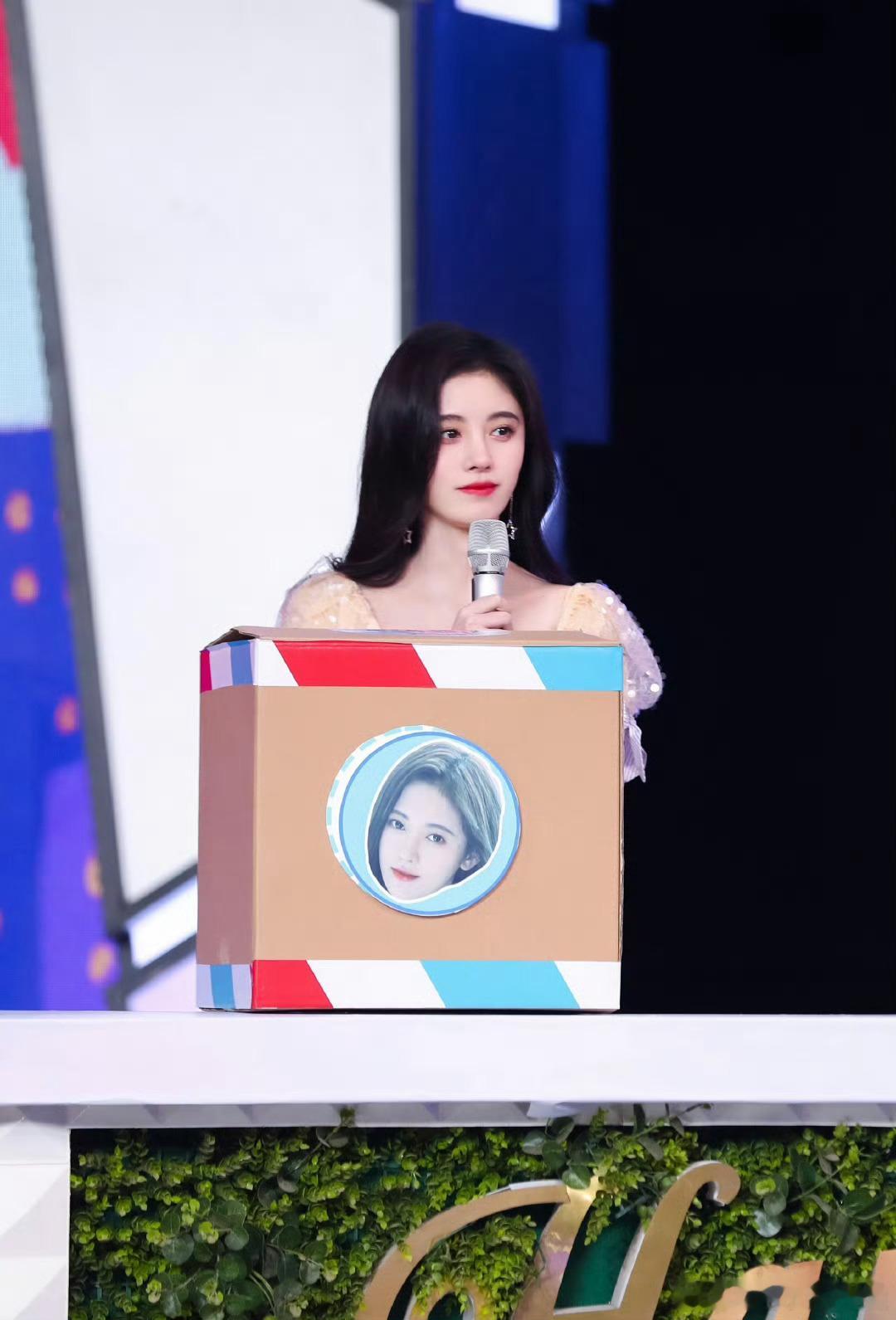 我就是因为这个时候粉上小鞠的，觉得她好白好漂亮简直小公主 ​​​