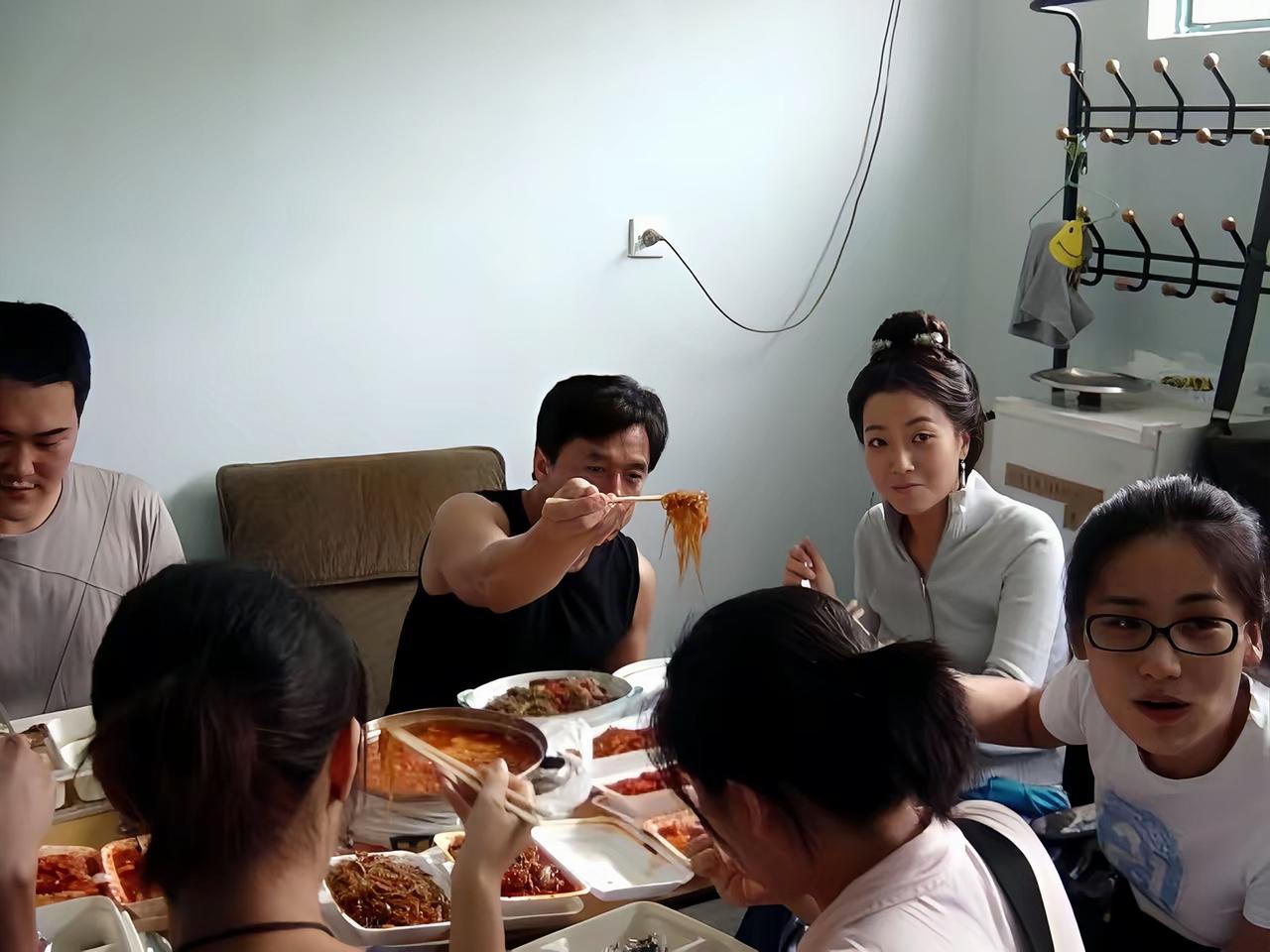 21年前，成龙大哥与金喜善在剧组拍戏的画面。

2004年6月29日，电影《神话