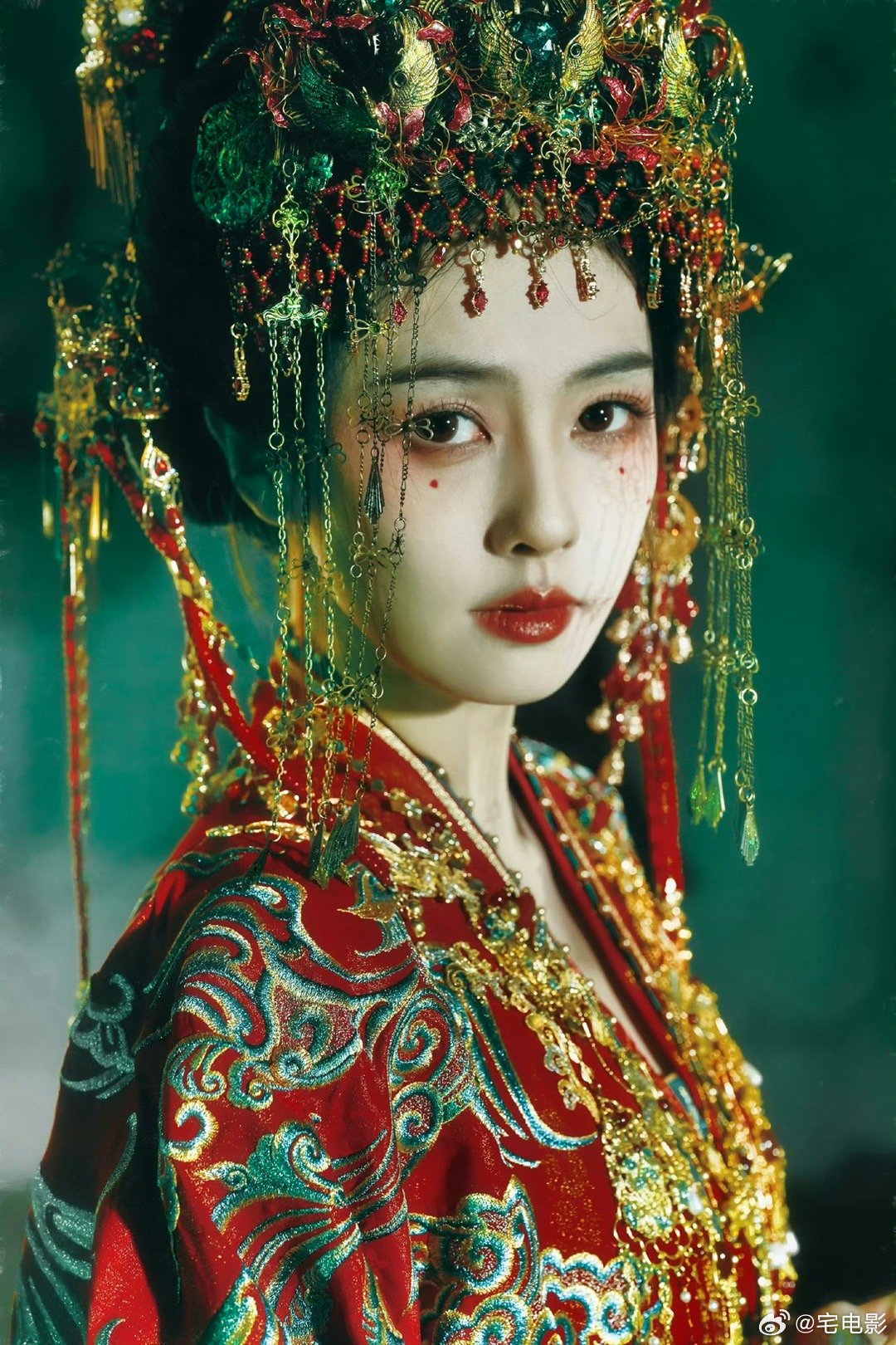 白鹿说今年在电视机前陪大家过年被白鹿的新年告白暖到了！今年在电视机前陪大家过年，