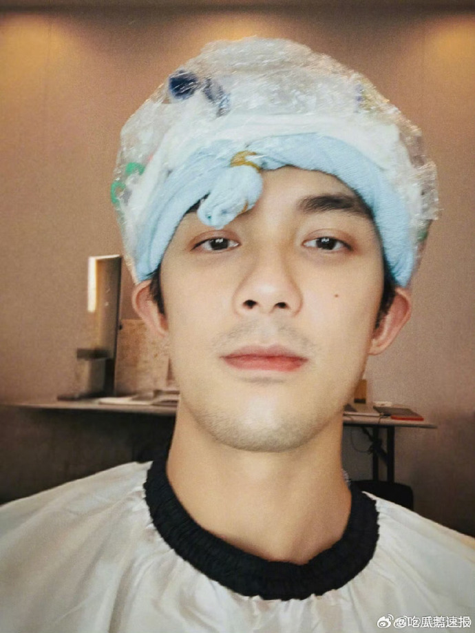 吴磊在东极岛为《东极岛》拍摄好 “卷”！提前进组体验生活，一头蓬松卷发与黝黑皮肤