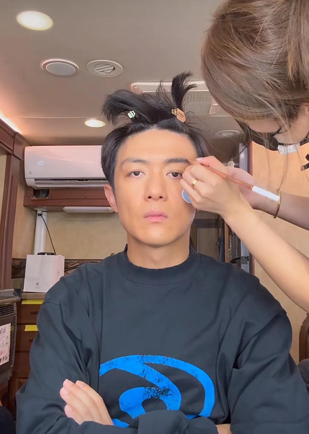 李泽锋分享化妆进程，《三十而已》后，他除了在渣男角色赛道坚守，还有其他赛道么？
