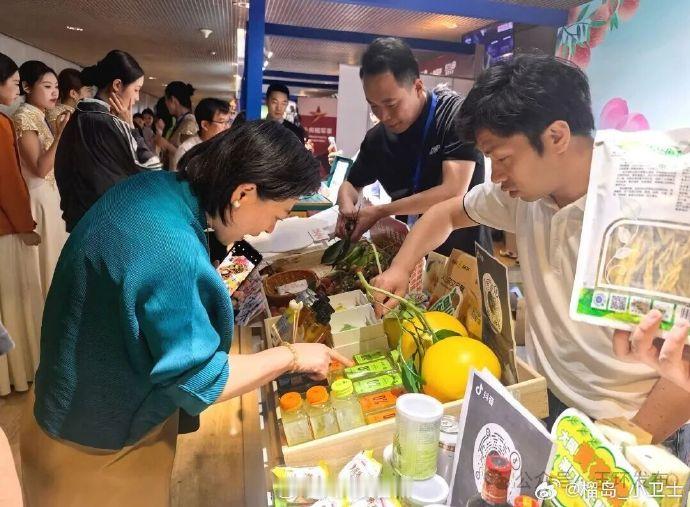 【台州玉环文旦飘香央视嘉年华】 6月10日，玉环“鲜玉奇缘”带着满满的文旦香气，