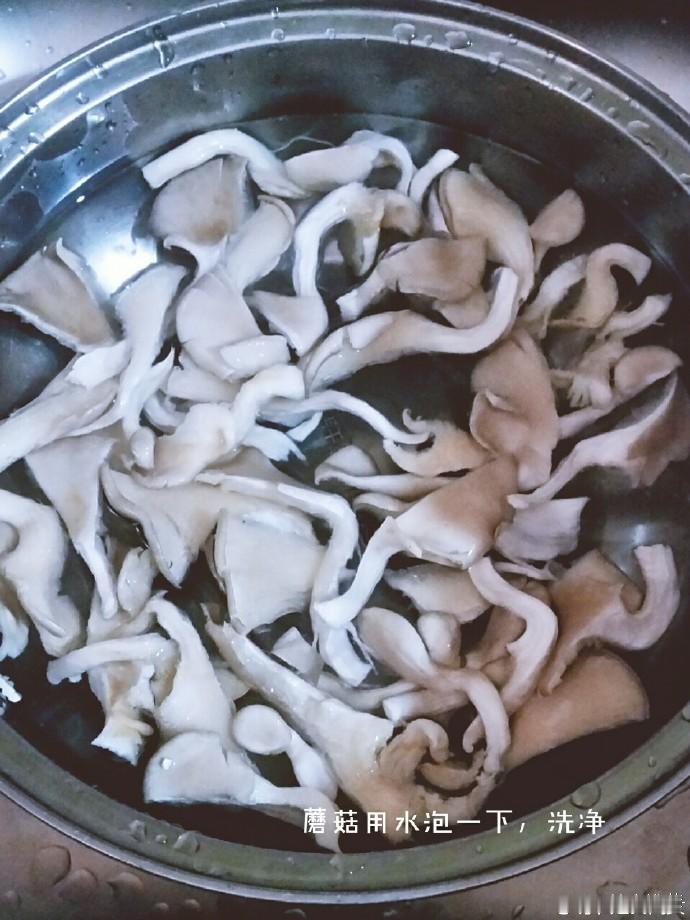 【干炸蘑菇】真的超好吃的一道小吃简单美味~宝宝们吃可以少盐少吃，大人吃则可多放些