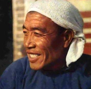 1986年，陈永贵病逝的消息传来，葬礼场面冷清。追悼会设在太行山脚下，灵堂简单，