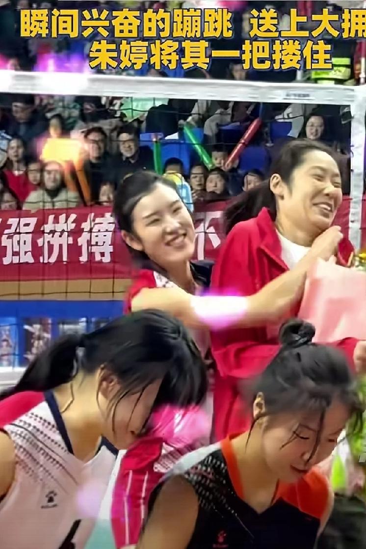 朱婷面对媒体说：梦想当教练。
    自家孩子自家疼爱，豫排联赛朱婷第一次以主教