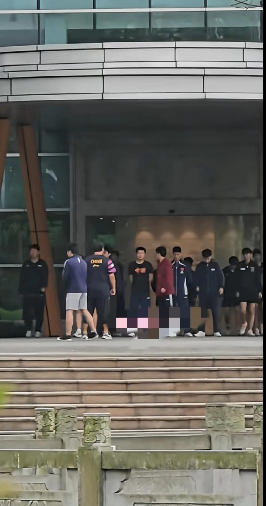 国乒成都封训早训集合名场面！来找找你家偶像在哪
 
刷到国乒成都封训早训集合的路