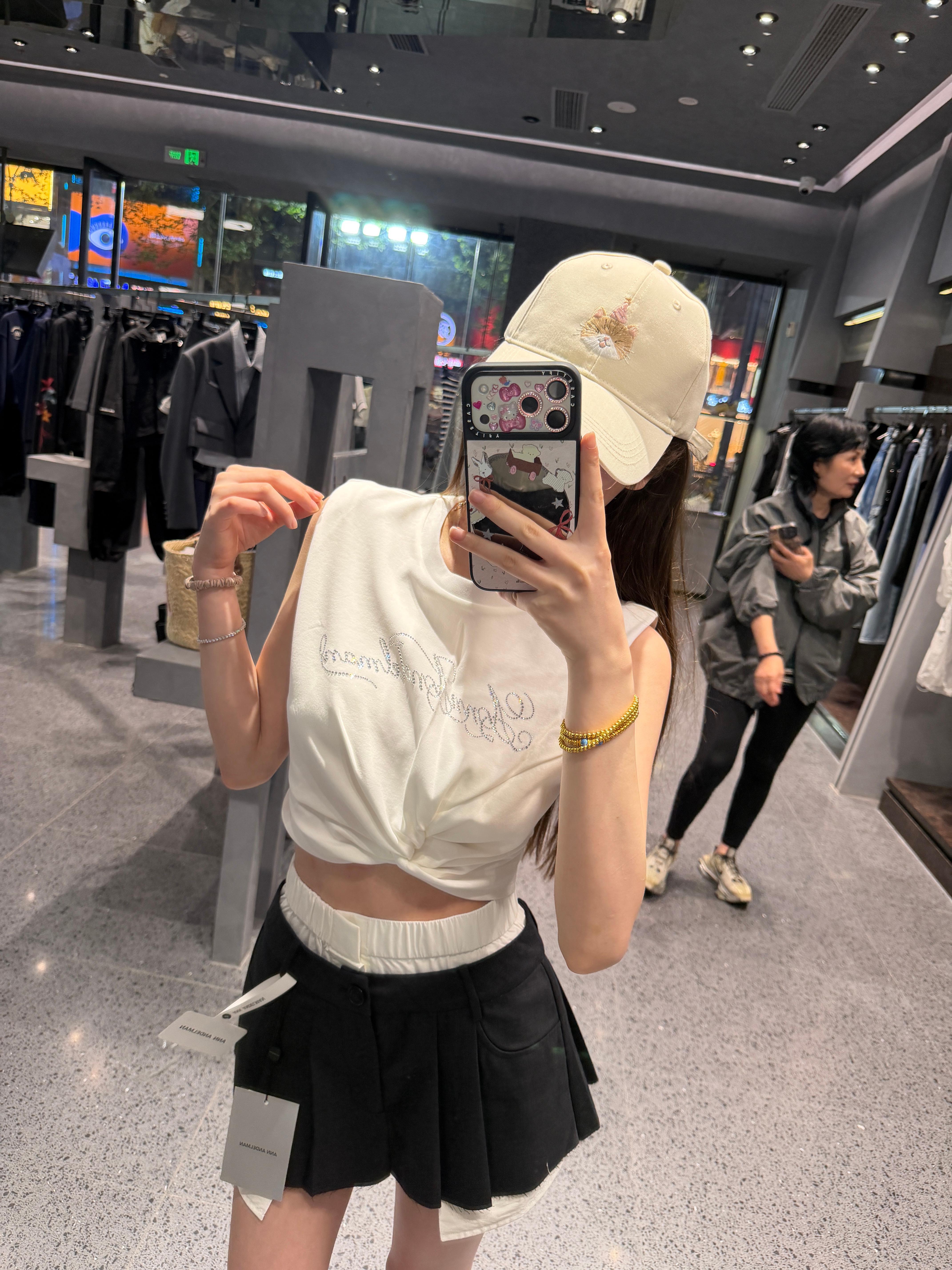 妈呀逛街逛到好喜欢的一套！这套我朋友说是本月最佳！ 而且这个上衣随便搭一个牛仔裤