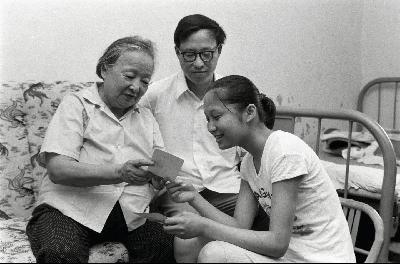 上海解放后，抗日英雄谢晋元遗孀带着4个儿女流落街头、走投无路，抱着试一试的心态，