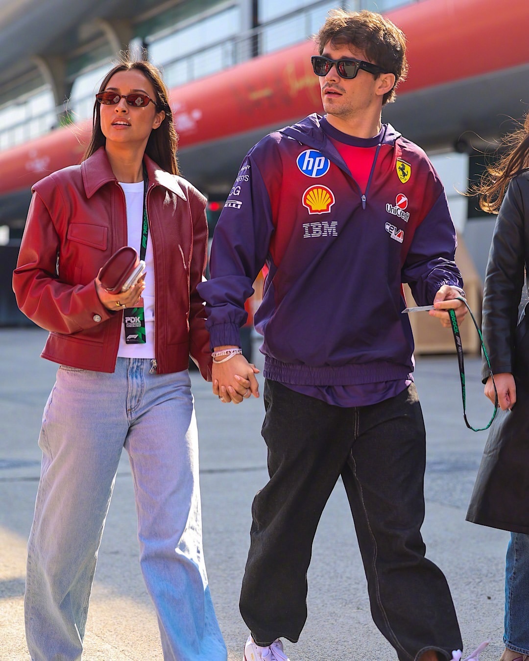 F1赛车手们现身上海。车手夏尔·勒克莱尔Charles Leclerc 还带了新