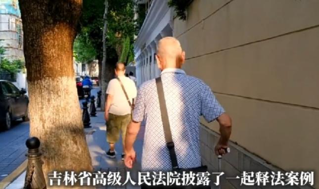 “老泪纵横”！吉林，82 岁老父亲去医院看病，取钱时发现钱没了，回家发现进不去屋