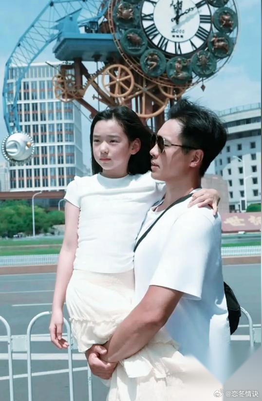果然，亲爸就是不一样。 8月5日，小酒窝晒出和爸爸高云翔的合照。 好多人看完直接