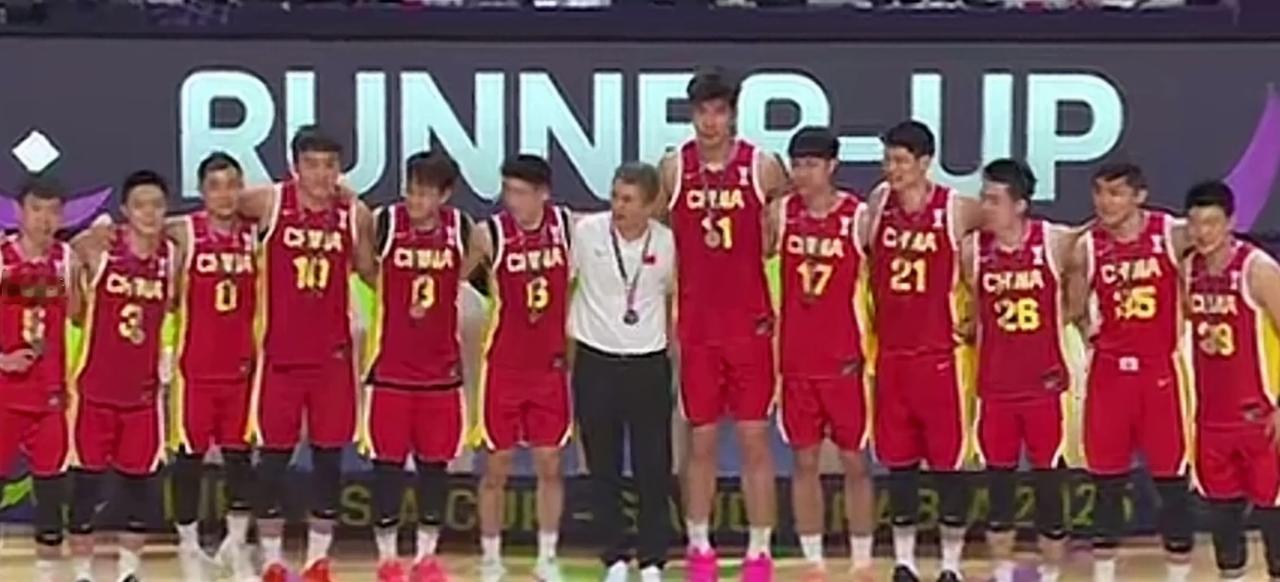 本次男篮亚洲杯，中国男篮表现出了与以往不同的精神特质。主要表现在以下几个方面：首