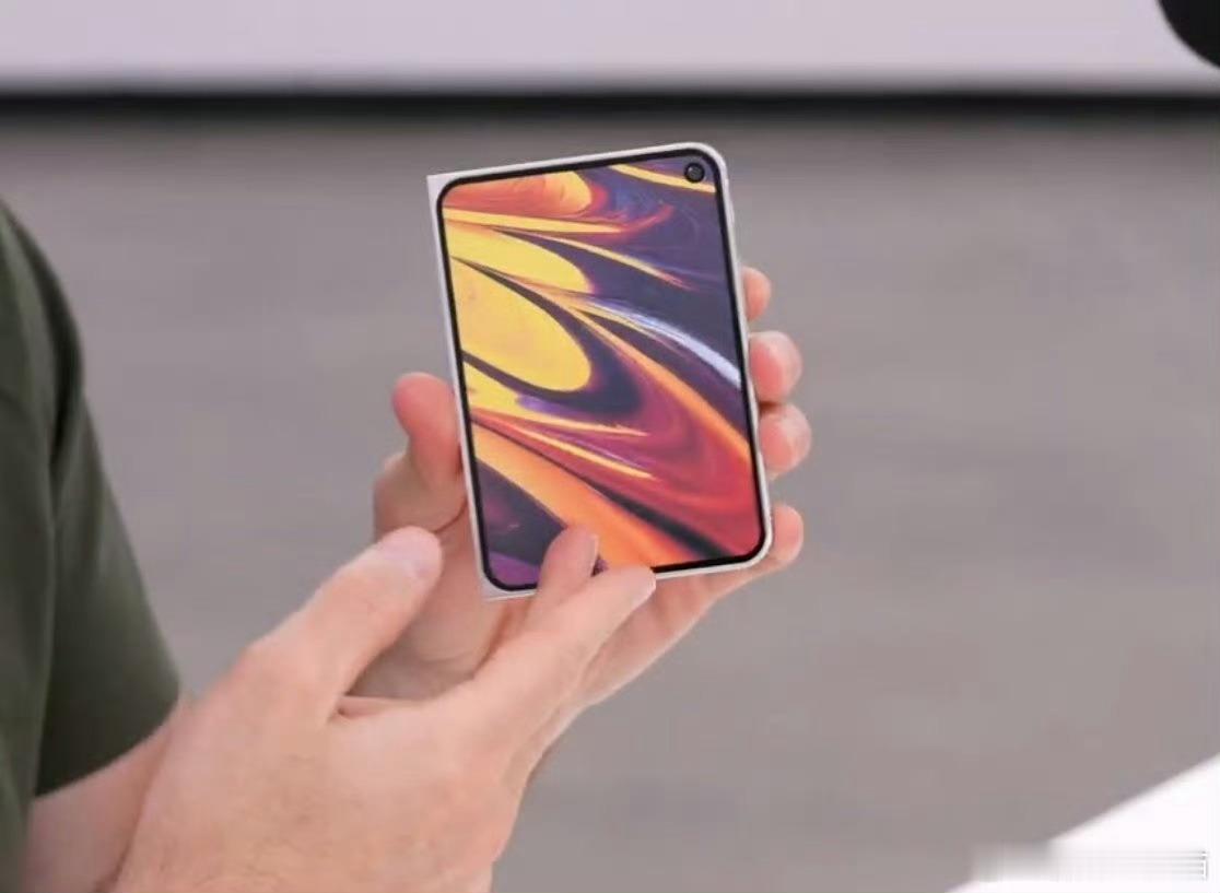 iPhoneUltra正面首次曝光看起来吧，和小米华为的阔折叠除了边框更宽一些，
