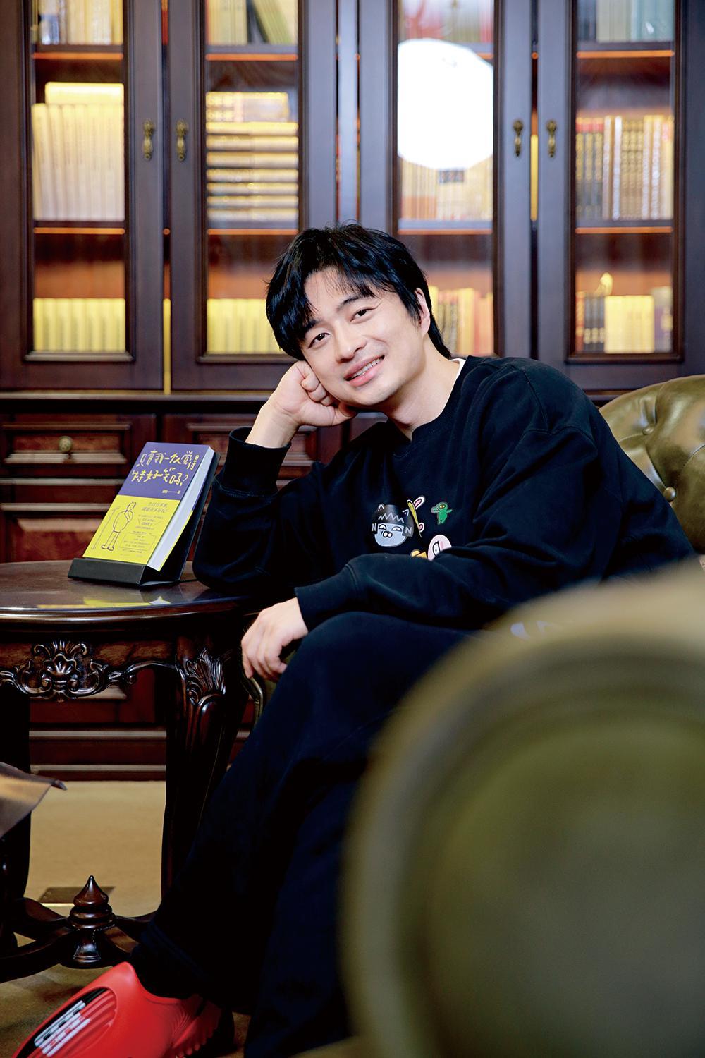 刘旸靠痛苦活着刘旸已经和喜剧打了整整10年交道。2015年，还是新东方英语老师的