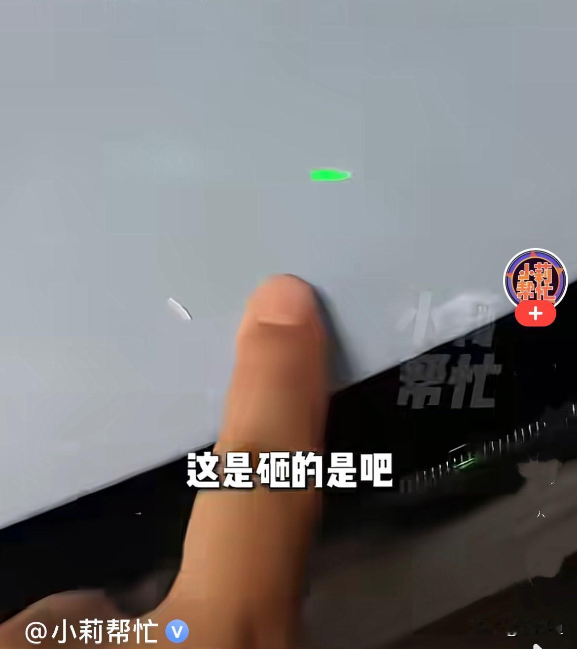 近日，甘肃一女生进入地下车库门的时候，不小心碰落了墙面的板材，掉落的板材正好砸在
