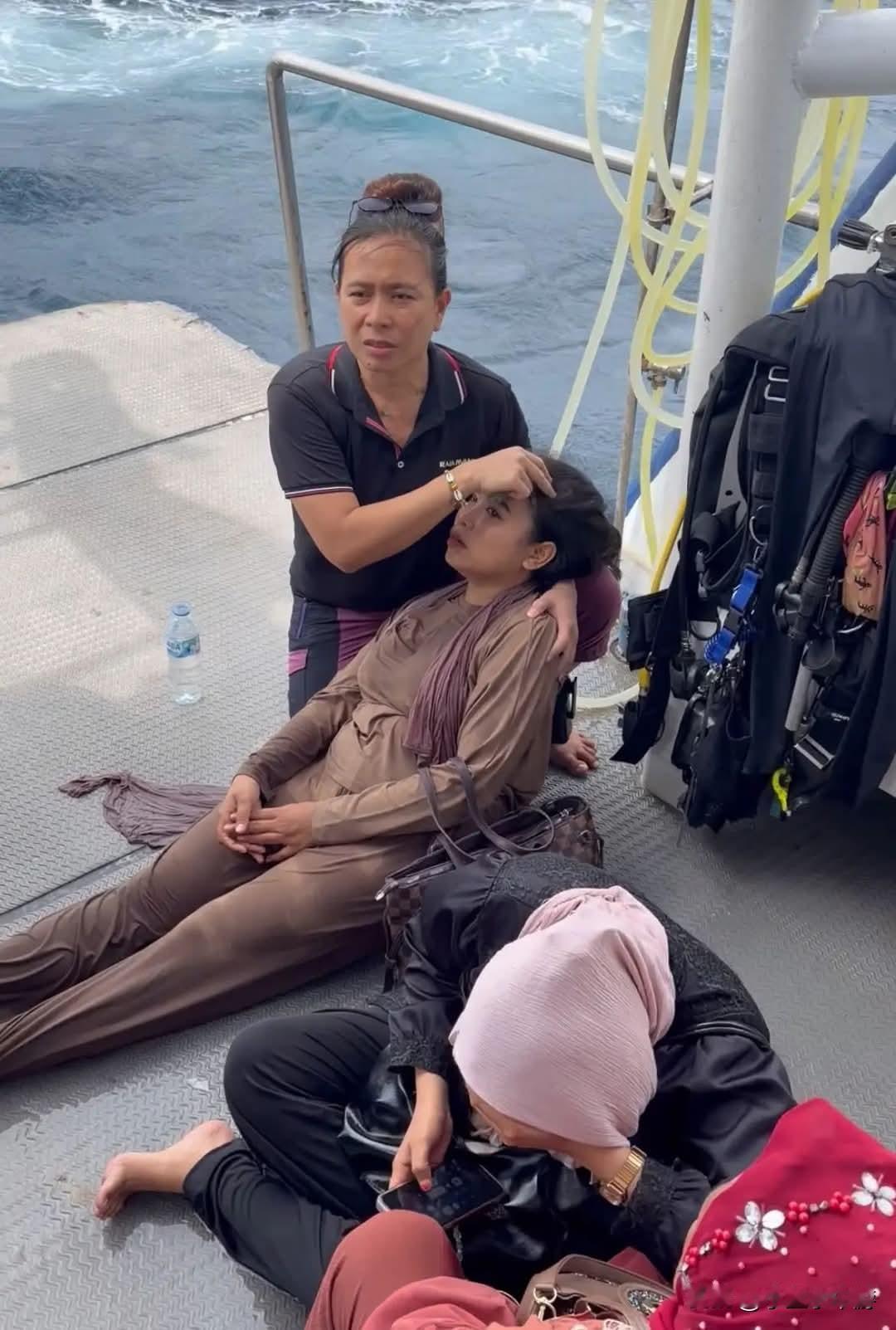 印度西尼亚一艘船只故障进水渐渐沉没，附近由中国业者运营的游艇改变行程，立即展开紧