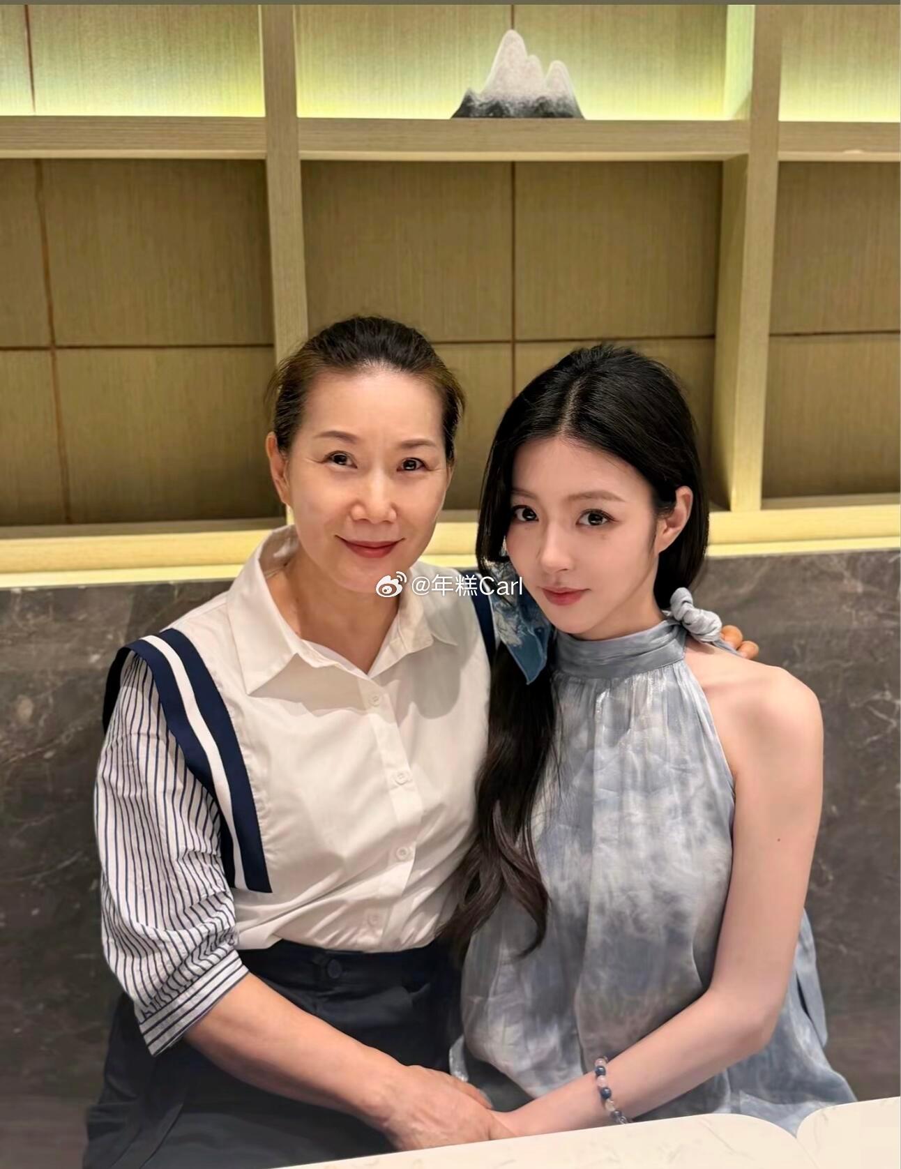 周佑凌麻麻发和柳柳合照，柳周CP天下第一甜！妈妈好有气质比周叔有精神哈哈哈哈 