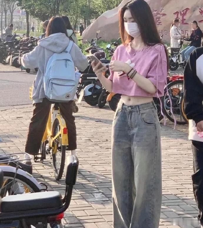 现在的女大学生都穿着的好时髦啊，穿这样的衣服，真的不怕被别人不小心看到吗，也不知