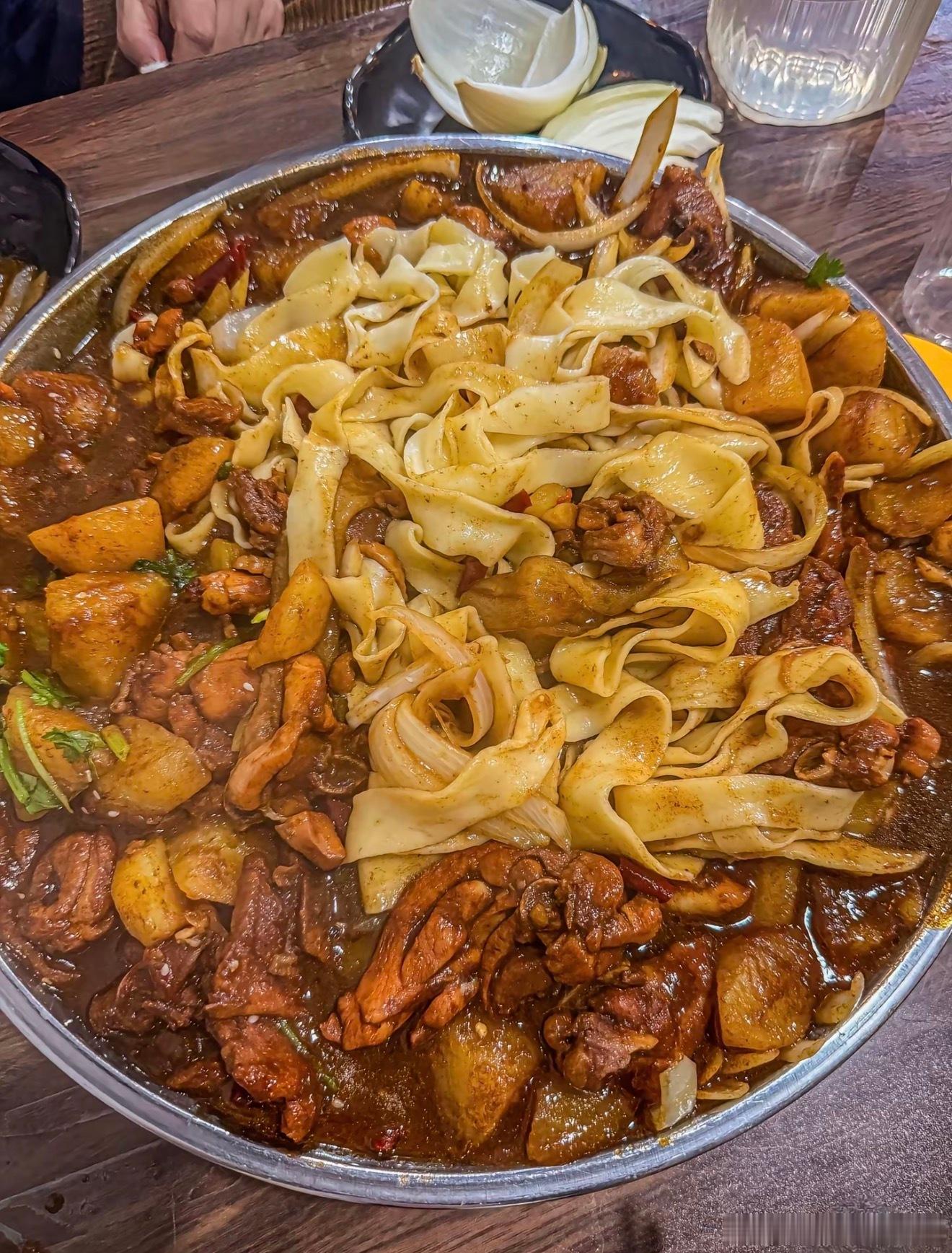 洛阳的大盘鸡把我香迷糊了来到洛阳一定要尝尝本地大盘鸡！鸡肉炖得软烂入味，汤汁浓郁